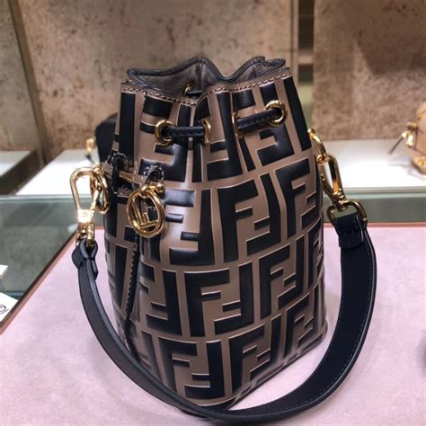 fendi 水桶包 價格|【精品包推薦】熱搜5款FENDI「爆賣水桶包」小巧卻耐裝.